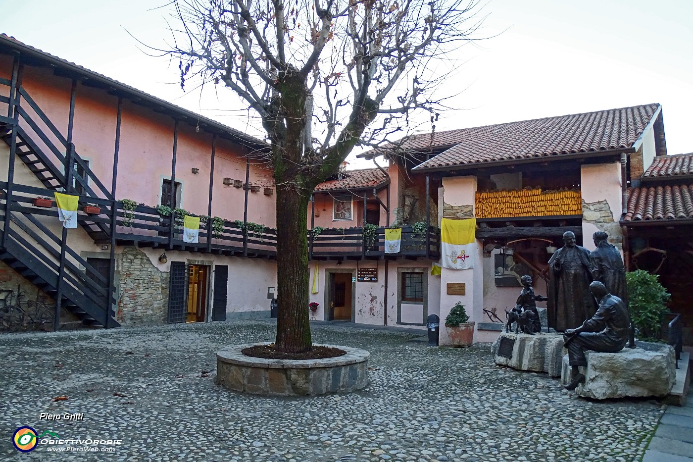 05 Cortile casa natale di Papa Giovanni.JPG -                                